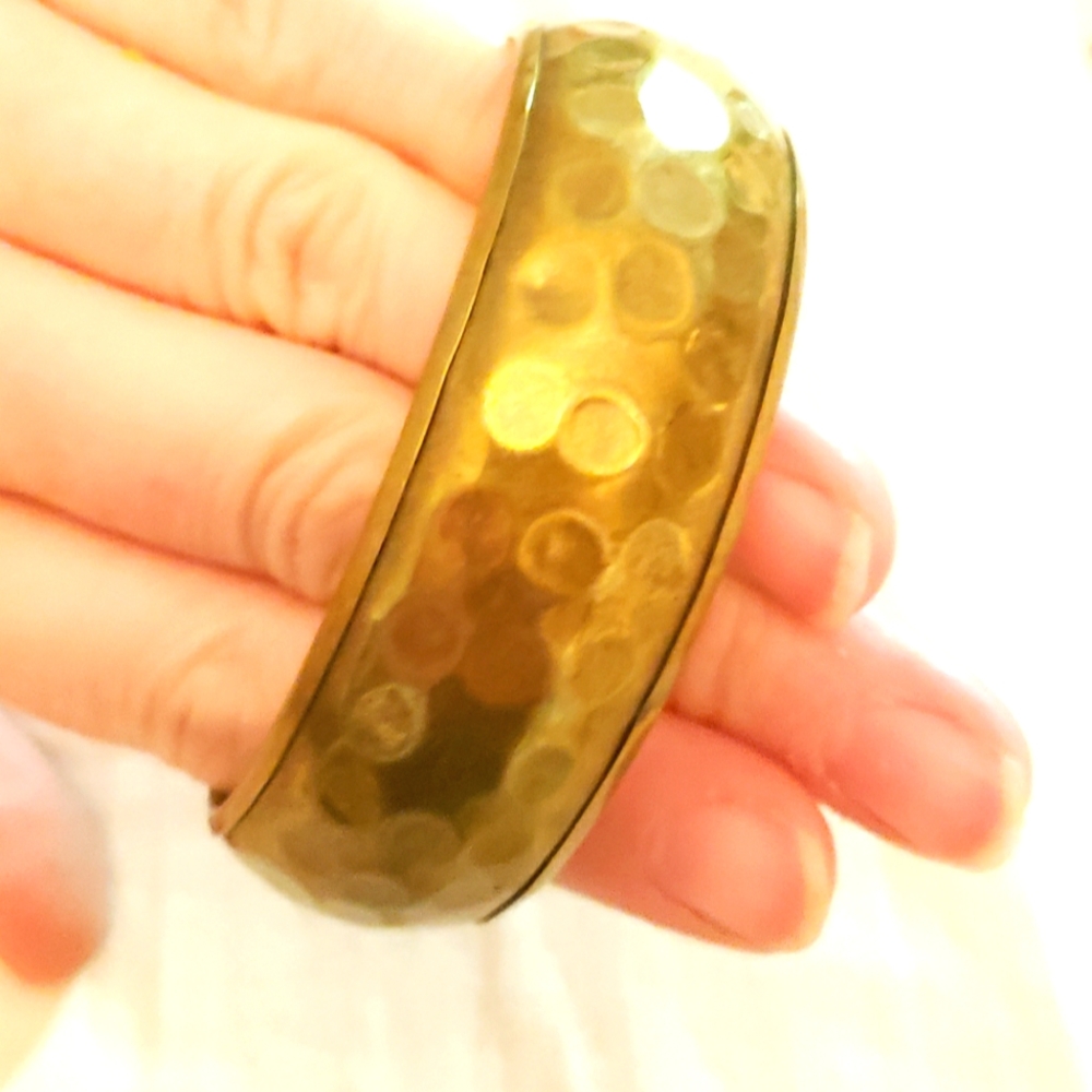 Thick vintage hammered brass bangle - Picture 1 of 3
